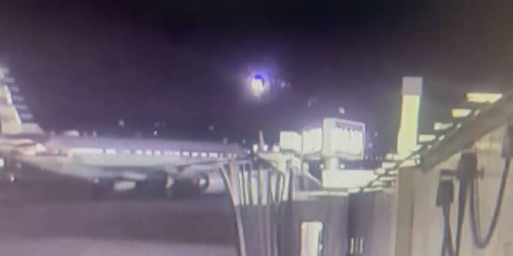 Tragedia a Washington, aereo di linea impatta contro un elicottero militare: piu di 30 morti