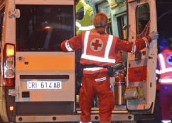 Ragazzina di 16 anni partorisce in casa: il neonato ritrovato in un secchio sul balcone