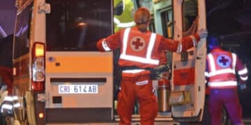 Ragazzina di 16 anni partorisce in casa: il neonato ritrovato in un secchio sul balcone