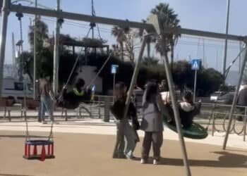 Cagliari, nella nuova via Roma spazio anche per i più piccoli: ma il parco giochi è diviso tra smog e aria di mare