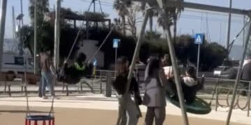 Cagliari, nella nuova via Roma spazio anche per i più piccoli: ma il parco giochi è diviso tra smog e aria di mare