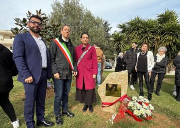 Fa tappa a Cagliari Sa mariga de s’aggiuru, simbolo dell’aiuto reciproco: l’anfora di terracotta arriva in Comune