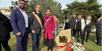 Fa tappa a Cagliari Sa mariga de s’aggiuru, simbolo dell’aiuto reciproco: l’anfora di terracotta arriva in Comune