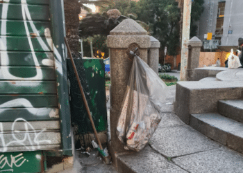 Degrado a Cagliari, un sacco colmo di rifiuti sotto la statua di Carlo Felice