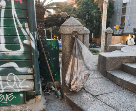 Degrado a Cagliari, un sacco colmo di rifiuti sotto la statua di Carlo Felice