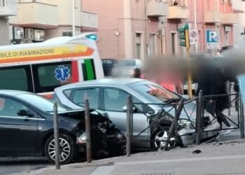 Carbonia, scontro tra due auto all’incrocio di via Gramsci: sul posto i mezzi di soccorso