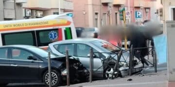Carbonia, scontro tra due auto all’incrocio di via Gramsci: sul posto i mezzi di soccorso