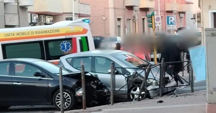 Carbonia, scontro tra due auto all’incrocio di via Gramsci: sul posto i mezzi di soccorso