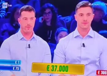 Da Uri ad “Affari tuoi”, i gemelli in divisa conquistano l’Italia