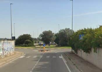 Sfida pericolosa a Serramanna, impennate con lo scooter lungo la circonvallazione