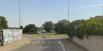 Sfida pericolosa a Serramanna, impennate con lo scooter lungo la circonvallazione