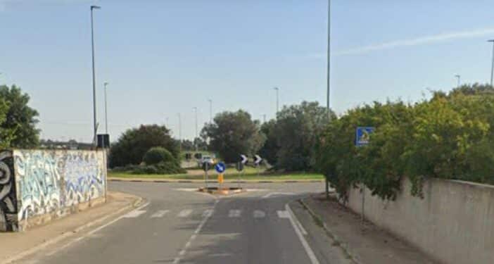 Sfida pericolosa a Serramanna, impennate con lo scooter lungo la circonvallazione