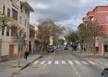 Assemini, corse sfrenate nelle vie della città: un pedone investito all’uscita da scuola e auto in sosta colpite e danneggiate