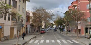 Assemini, corse sfrenate nelle vie della città: un pedone investito all’uscita da scuola e auto in sosta colpite e danneggiate