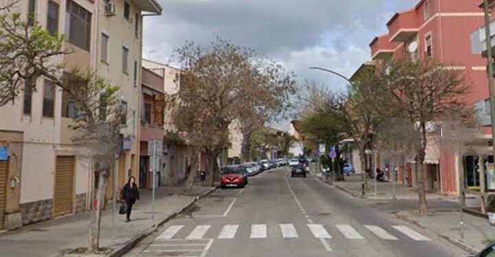 Assemini, corse sfrenate nelle vie della città: un pedone investito all’uscita da scuola e auto in sosta colpite e danneggiate