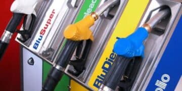 Rincari sui prezzi: cara benzina, ma quanto mi costi?