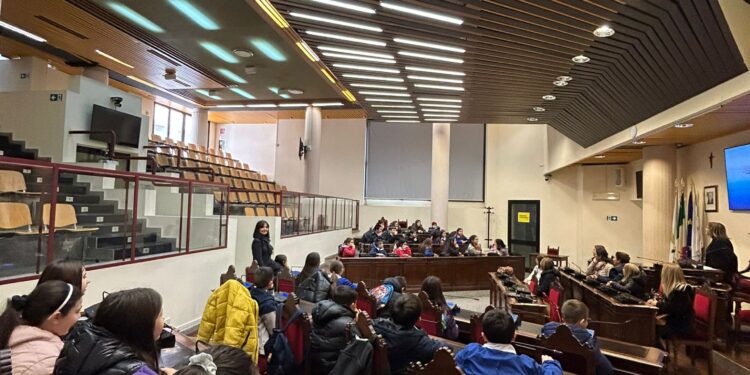 Quartu, gli studenti al sindaco Milia: “Che lavori hai fatto, che musica ascolti, hai scritto molti libri?”