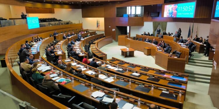 La Cgil dà la sveglia al consiglio regionale: “Basta parlare, sanità, precariato e povertà travolgono la Sardegna, mettetevi al lavoro”