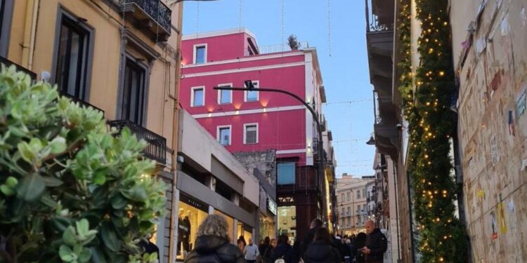 Cagliari, ancora luminarie spente: dopo il Corso tocca a via Manno e via Bajlle