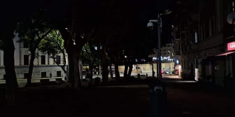 Cagliari, piazza Gramsci ripiomba nel buio: sconcerto tra i residenti