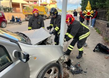 Con l’auto inforca il palo della luce: salva per miracolo ad Alghero