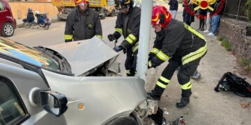 Con l’auto inforca il palo della luce: salva per miracolo ad Alghero