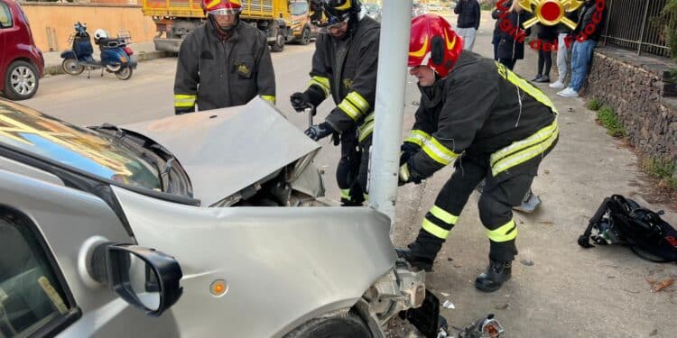 Con l’auto inforca il palo della luce: salva per miracolo ad Alghero