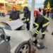 Con l’auto inforca il palo della luce: salva per miracolo ad Alghero
