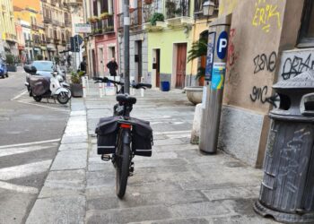 “Bicicletta selvaggia e accattonaggio, non è solidarietà ma indecenza”