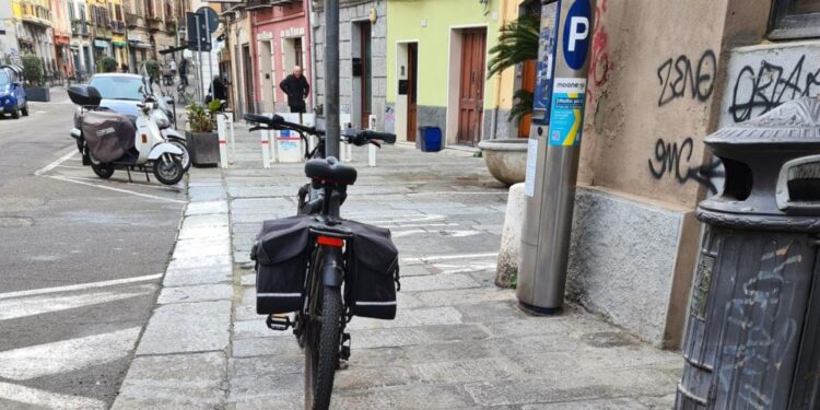 “Bicicletta selvaggia e accattonaggio, non è solidarietà ma indecenza”