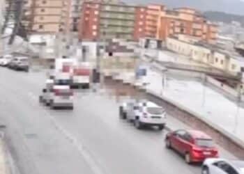 Corriere travolto sulle strisce da un’auto mentre consegna un pacco a Nuoro