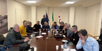 Clamorosa protesta dei sindacati: Cgil, Cisl e Uil occupano l’assessorato regionale del Lavoro