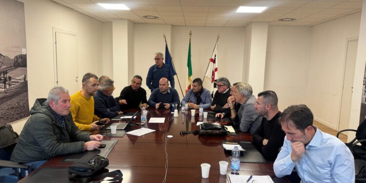 Clamorosa protesta dei sindacati: Cgil, Cisl e Uil occupano l’assessorato regionale del Lavoro