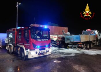 Inferno di fuoco nella notte a Elmas, completamente distrutti due camion