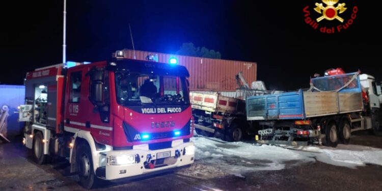 Inferno di fuoco nella notte a Elmas, completamente distrutti due camion