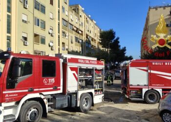 Terrore a Cagliari, va a fuoco il piano terra di una palazzina: evacuate 17 famiglie, un bambino in codice rosso