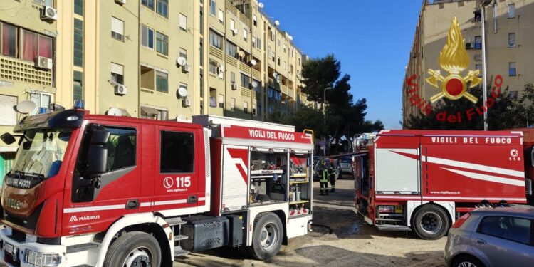 Terrore a Cagliari, va a fuoco il piano terra di una palazzina: evacuate 17 famiglie, un bambino in codice rosso