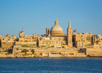 Fuori pericolo la 18enne sarda in vacanza col fidanzato caduta dalla finestra di un albergo a Malta: è giallo sulle cause