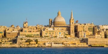 Fuori pericolo la 18enne sarda in vacanza col fidanzato caduta dalla finestra di un albergo a Malta: è giallo sulle cause