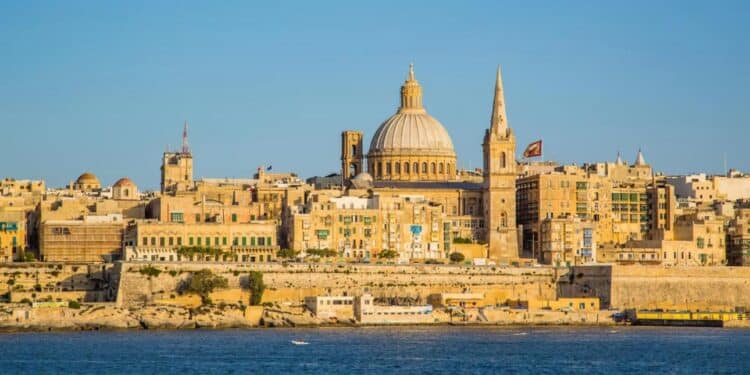 Fuori pericolo la 18enne sarda in vacanza col fidanzato caduta dalla finestra di un albergo a Malta: è giallo sulle cause