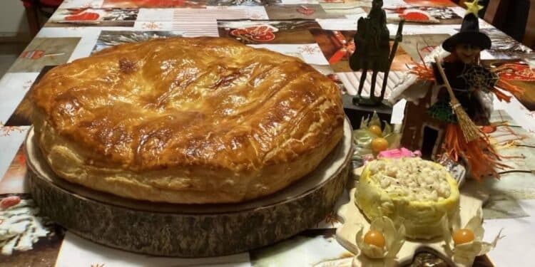 Eccola, la pizzetta sfoglia cagliaritana più grande di sempre: 32 centimetri di bontà, l’opera di Anna di Carbonia