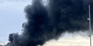 Paura sulla 554, grosso incendio fra Selargius e Monserrato: vigili del fuoco a lavoro