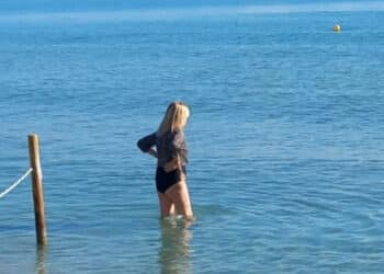 Cagliari, il bagno spot al Poetto dell’ex assessora Ada Lai: “Con questo tempo Cagliari merita il turismo di tutta Europa”