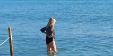 Cagliari, il bagno spot al Poetto dell’ex assessora Ada Lai: “Con questo tempo Cagliari merita il turismo di tutta Europa”