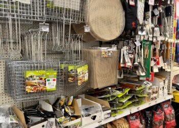 Strage di negozi a Cagliari: chiudono anche gli storici Benetton e Bricocenter al centro commerciale di Santa Gilla