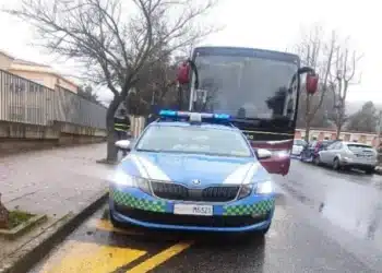 Stop agli alunni in partenza per la gita scolastica: la Polizia trova irregolarità nell’autobus a Macomer
