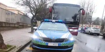 Stop agli alunni in partenza per la gita scolastica: la Polizia trova irregolarità nell’autobus a Macomer