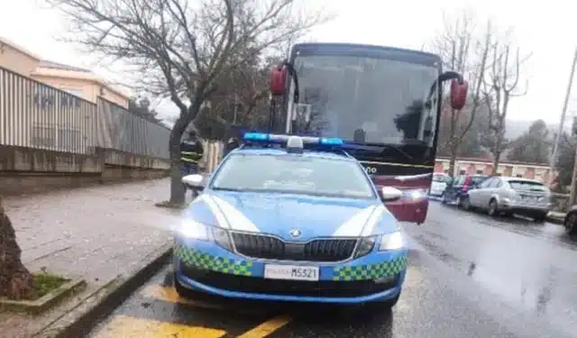Stop agli alunni in partenza per la gita scolastica: la Polizia trova irregolarità nell’autobus a Macomer