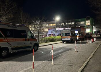 Cagliari, continua il caos al Policlinico: ambulanze ammassate