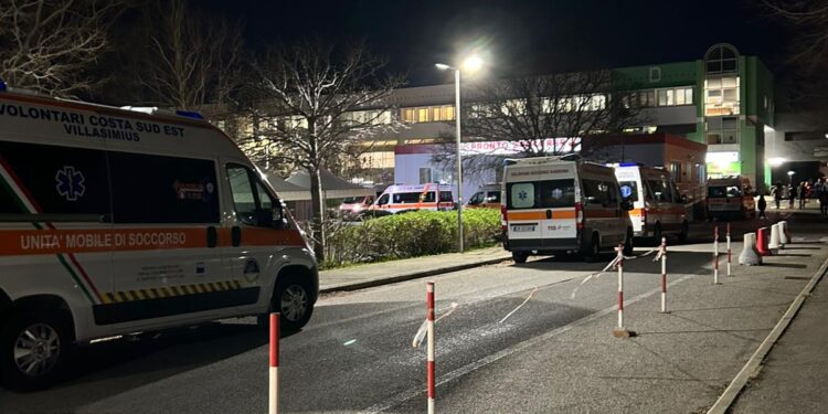 Cagliari, continua il caos al Policlinico: ambulanze ammassate
